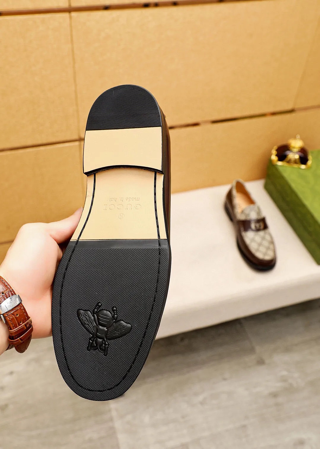 Men's shoes 💰480 💐 Product trademark: GUCCI "Gucci" casual leather shoes Regular size: 38-44 (45🉑️customized) Product materials: Selected imported first-layer open-edge beaded cowhide leather upper + luxury hardware buckle, imported water-dyed cowhide leather lining. Strong three-dimensional visual effect, combined outsole Color: 3⃣️colors available